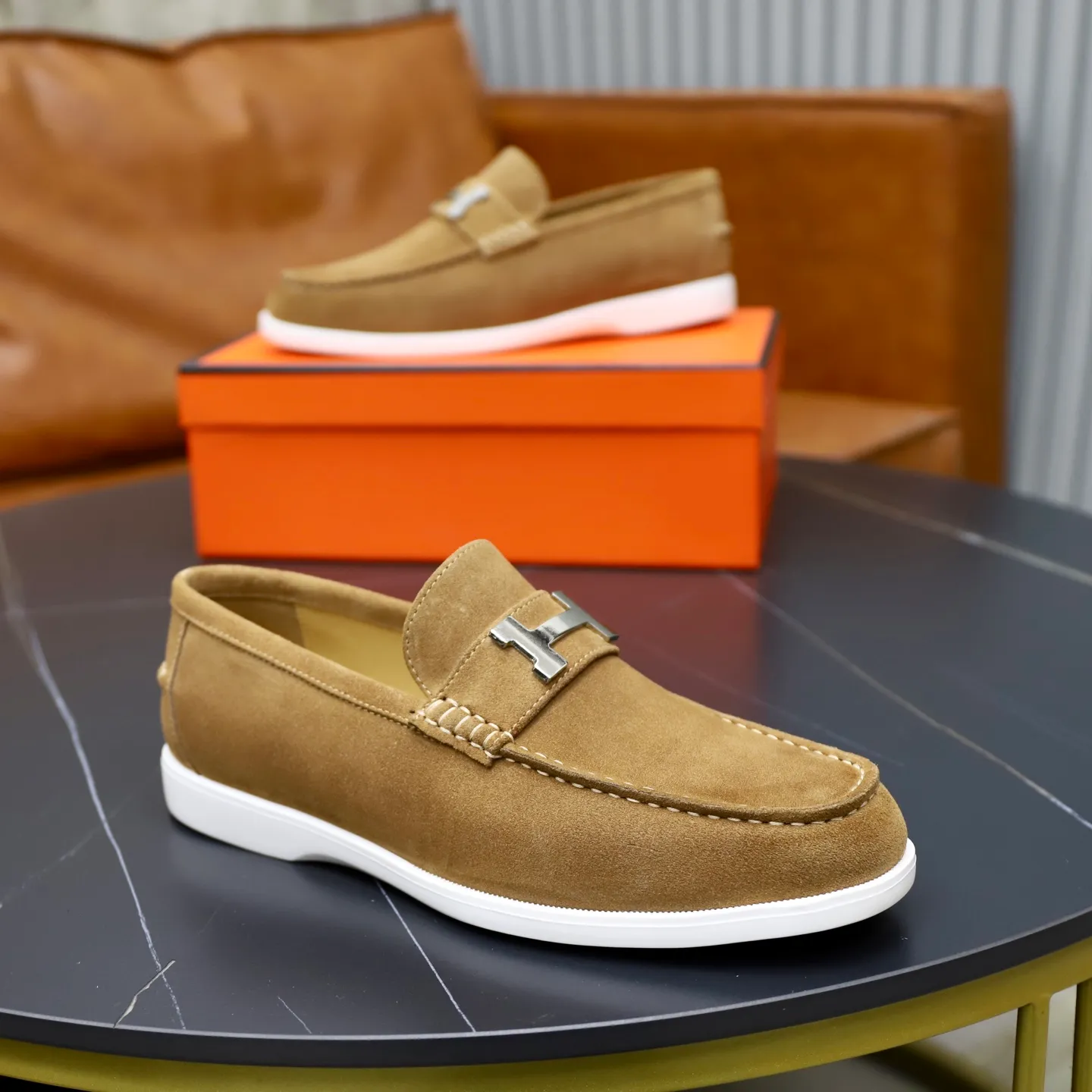 Ex-factory price: 540💰Hermès/Hermès slip-on men's shoes. This shoe is made of imported cow suede leather, with simple and smooth lines, and a 3CM rubber foam ultra-light sole combined with aerodynamic design! Youthful and fashionable, H button decoration, contrasting leather embellishment on the heel, calf lining to gently wrap your feet, with embossed logo cowhide feet, leather rock strips, casual and urban style, highlighting youthful vitality, sports and leisure version, super versatile Size number: 38-39-40-41-42-43-44 Standard leather shoe size (45 can be customized but does not support returns)